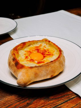 Lezzetli Adjarian Khachapuri sıcak bir restoranda taze servis ediliyor.