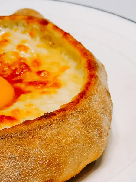 Sıcak bir restoranda taze ekmek kasesinde servis edilen lezzetli peynir ve yumurta tabağı.