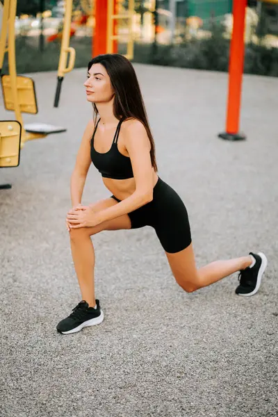 Kadın gündüz vakti halka açık bir parkta saldırıyor.