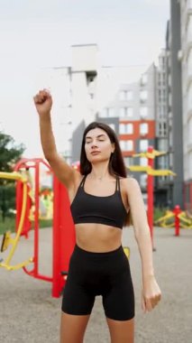 Spor salonunun açık alanındaki spor salonunda spor, spor ve sağlık yaşam tarzını destekliyor.