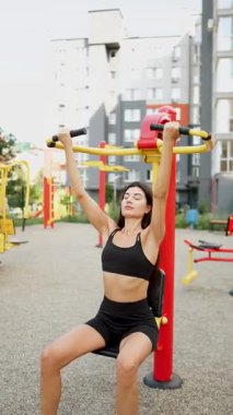 Açık hava fitness seansı ve şehir ortamındaki bir parkta güç eğitimi.