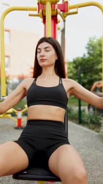 Spor meraklısı güneşli bir günde dışarıda spor yapıyor.