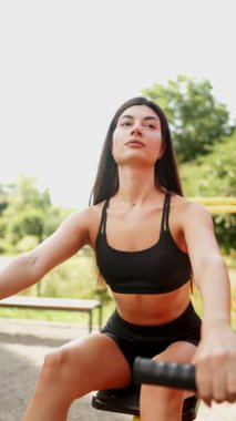 Kadınlar açık havada spor yaparken parlak güneş ışığında spor yapmayı severler.