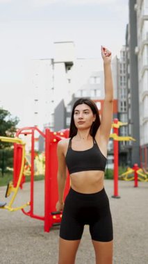 Açık alanda güçlü fitness meraklısı ile şehir spor salonunda antrenman.