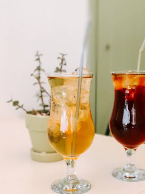 Sıcak bir kafe ortamında şık bir sunumla sunulan buzlu içecekler tazeleniyor