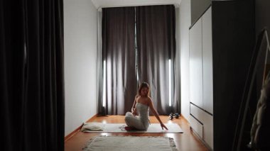 Doğal ışık alan sakin bir mekanda sabah yoga pratiği.