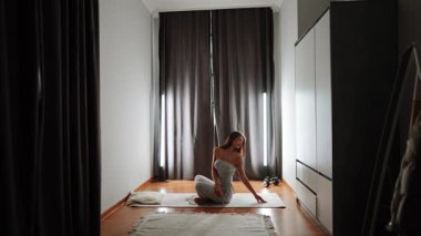 Öğleden sonra sakin bir evde yoga seansı.