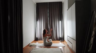 Doğal ışık alan sakin bir mekanda dikkatli bir meditasyon oturumu