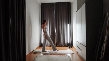 Doğal ışık ve konforlu huzurlu bir odada evde yoga seansı.