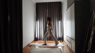 Doğal ışık alan huzurlu bir evde sabah yoga pratiği.