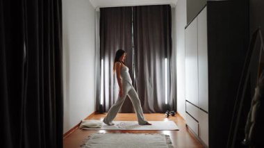 Kapalı bir alanda sabah yoga pratiği. Doğal ışık içeri giriyor.