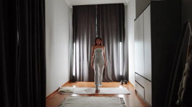 Sabah saatlerinde sakin bir yerde yoga yapan bir kadın.