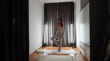 Yoga ve rahat bir yaşam alanında esneme hareketleri.