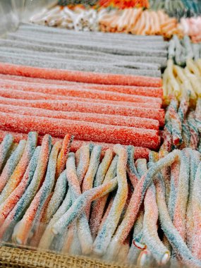 Güneşli bir günde markette sergilenen renkli çerez çeşitleri