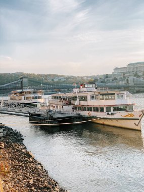 Altın saat boyunca Budapeşte 'nin manzaralı rıhtımında güzel nehir tekneleri demirledi.