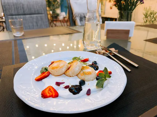 Lezzetli bir tatlı tabağı. Akşam yemeğinde çok güzel bir şekilde düzenlenmiş.