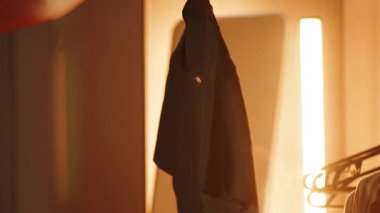 Kadın evde giysi buharı ile gömleğindeki kırışıklıkları başarıyla buharlaştırıyor.