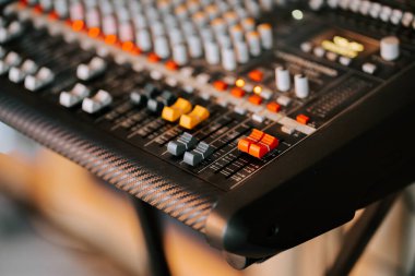 Müzik üretimi ve ses mühendisliği için bir kayıt stüdyosunda mikser kurulu