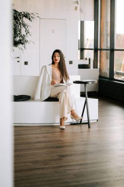 Modern ofisteki iş kadını öğleden sonraki toplantıya hazırlanıyor.