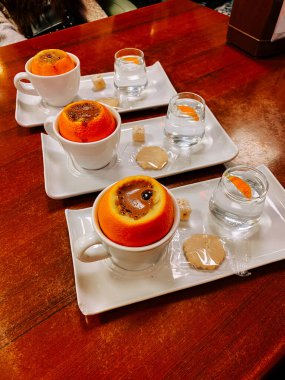 Akşamları sıcak bir kafede meyve ve içeceklerin yer aldığı yaratıcı tatlı sunumu