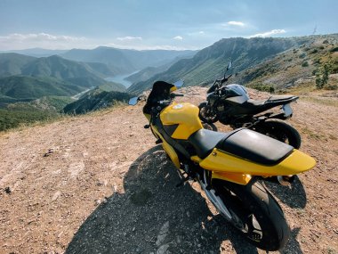 Dağ manzaralı motosiklet gezisi. Gün ışığında vadi manzaralı.