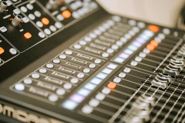 Gündüz vakti müzik stüdyosunun aydınlatma kontrolleriyle konsolu karıştırmak