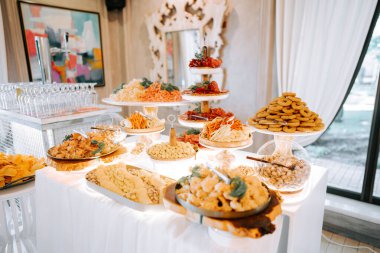 Şenlikli bir toplantıda çeşitli aperatiflerin ve atıştırmalıkların zarif bir gösterisi.