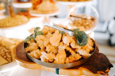 Kızarmış tavuk, şenlikli bir toplantıda şık bir ahşap tabakta servis edilir.