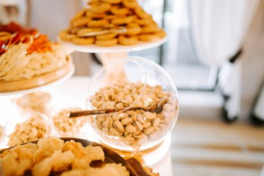 Parlak bir iç mekan ortamında düzenlenen festival toplantısında çeşitli atıştırmalıklar sergilendi.