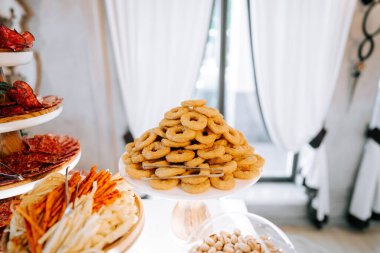 Parlak, zarif bir iç mekanda çeşitli hamur işleri sergileniyor.