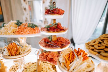 Şenlikli bir toplantıda zarif bir şekilde sergilenen çeşitli atıştırmalıklar.