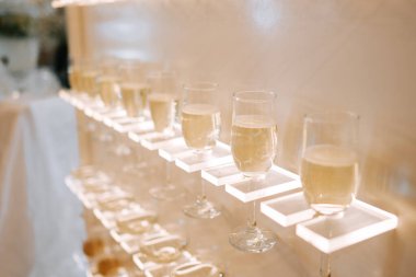 Özel bir etkinlik mekanında aydınlatılmış harika bir meşrubat gösterisi.