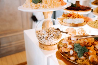 Şenlikli bir toplantıda çeşitli yemekler sunan zarif deniz ürünleri büfesi.