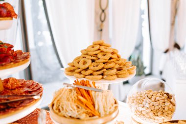 Şenlikli bir mekanda zarif bir şekilde sergilenen çeşitli atıştırmalıklar.