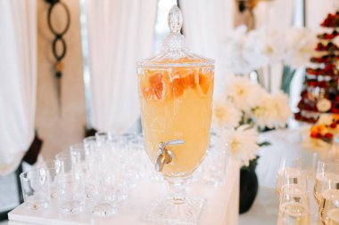 Zarif bir kutlamada servis edilen narenciye içeceği, kapalı alanda toplanan neşeli bir kutlamada servis edilir.