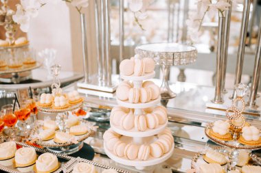 Kutlama mekanında badem kurabiyesi ve pastaların yer aldığı zarif bir tatlı gösterisi.