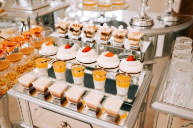 Şenlikli bir etkinlikte çeşitli hamur işleri ve tatlılar içeren tatlı masası