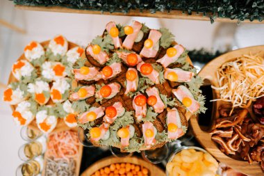 Modern bir etkinlikte taze malzemeler sunan lezzetli aperatifler.