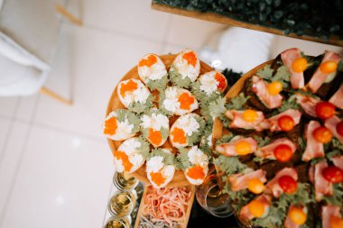 Modern bir mekanda yapılan şenlikli bir toplantıda lezzetli mezeler sunuldu.