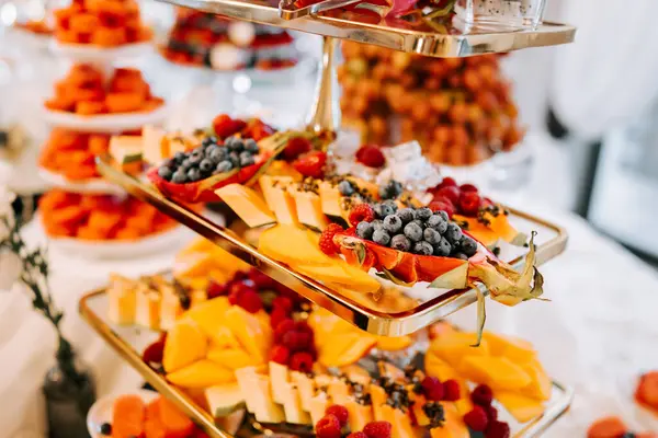 Şenlikli bir etkinlikte renkli meyve gösterisi canlı sunumlu taze ürünler sergileniyor