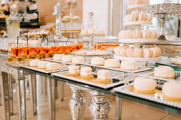 Lüks bir etkinlikte çeşitli hamur işleri ve içeceklerin sergilendiği zarif bir tatlı gösterisi.