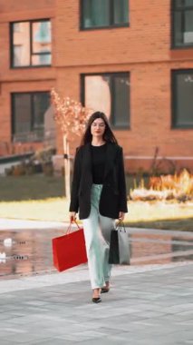 Renkli çantalarıyla hareketli bir açık havada alışveriş deneyimi.