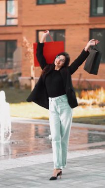 Kış festivali, Aralık ayında şehir parkında eğlenceli etkinlikleri ve dekorasyonları olan aileleri cezbediyor.