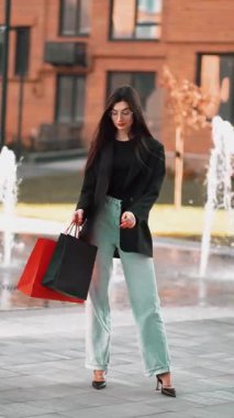 Şık kıyafetler ve hareketli çevreyle şehirde alışveriş gezisi.