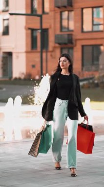 Kadın alışveriş yapmayı ve şehir ortamında çeşme başında yürümeyi seviyor.