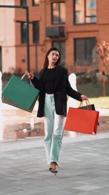 Alışveriş merkezinde alışveriş günü ellerinde renkli çantalarla.