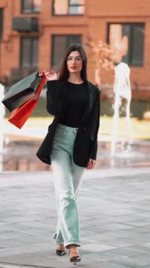 Şık kıyafetler ve renkli çantalarla şehirde alışveriş günü.