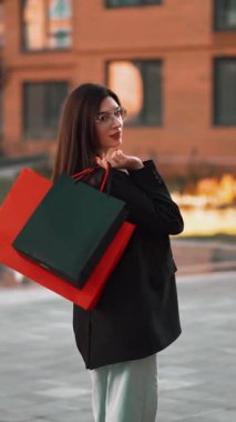 Şık çantalar ve şık kıyafetlerle şehirde alışveriş günü.