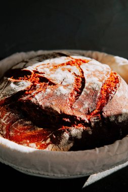 Taze pişmiş, çıtır çıtır ekmek ve sıcak, yumuşak bir içi var.