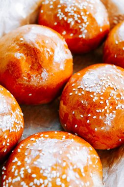 Taze pişmiş susamlı börekler güneşli bir öğleden sonra sıcak bir fırında keyiflenmeye hazır.